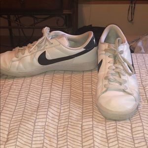 Barely worn Nike sneakers